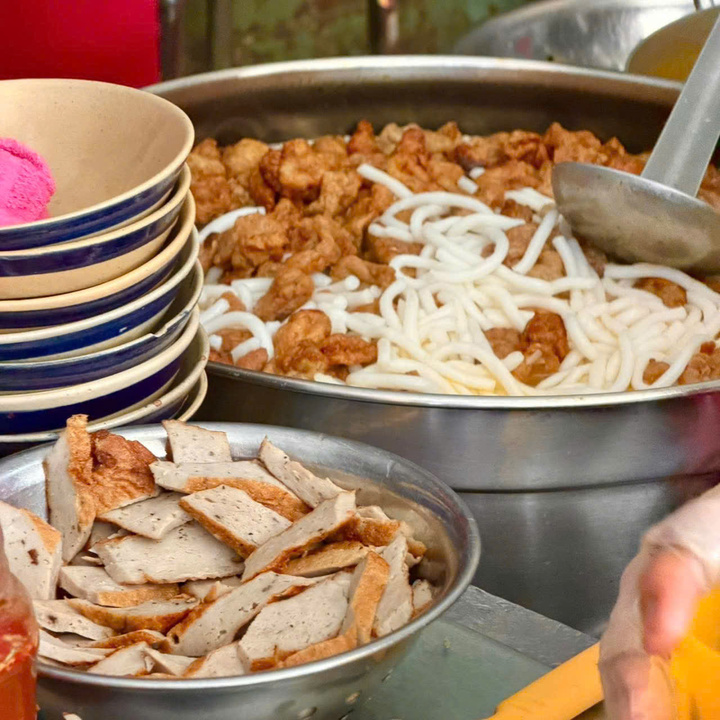 T&ocirc; b&aacute;nh canh 8 . 000 Đồng ' cứu đ&oacute;i ' ở Nha Trang kh&ocirc;ng tăng gi&aacute; 6 năm - Ảnh 6.