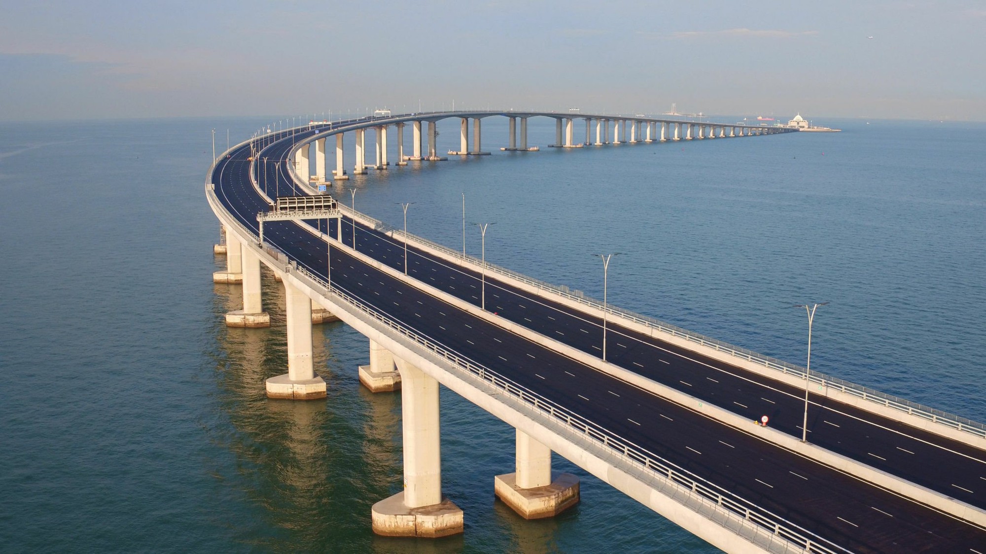 Si&ecirc;u cầu vượt biển d&agrave;i nhất thế giới t&iacute;ch hợp 2 đảo nh&acirc;n tạo, vốn đầu tư 20 tỷ USD: Ngốn lượng th&eacute;p bằng 60 th&aacute;p Eiffel, đường hầm dưới biển được gh&eacute;p từ 33 đốt khổng lồ nặng 80.000 tấn - Ảnh 2.