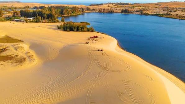 Phát hiện "tiểu sa mạc Sahara" ở Việt Nam có hồ rộng 70 ha, kỳ nghỉ 5 ngày đón hơn 10.000 lượt khách - Ảnh 1. Phát hiện "tiểu sa mạc Sahara" ở Việt Nam có hồ rộng 70 ha, kỳ nghỉ 5 ngày đón hơn 10.000 lượt khách - Ảnh 1.