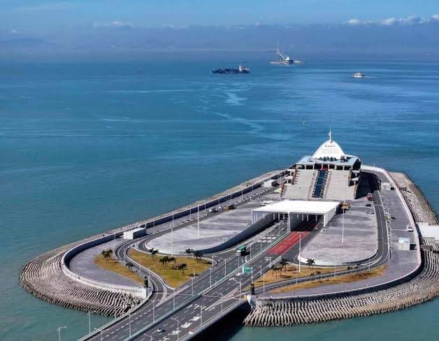 Si&ecirc;u cầu vượt biển d&agrave;i nhất thế giới t&iacute;ch hợp 2 đảo nh&acirc;n tạo, vốn đầu tư 20 tỷ USD: Ngốn lượng th&eacute;p bằng 60 th&aacute;p Eiffel, đường hầm dưới biển được gh&eacute;p từ 33 đốt khổng lồ nặng 80.000 tấn - Ảnh 3.