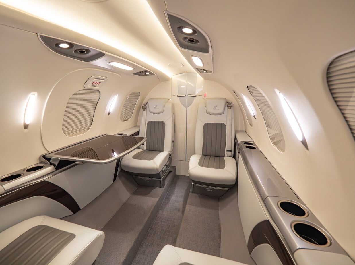 Một m&aacute;y bay thương gia &ldquo;t&iacute; hon&rdquo; d&agrave;i 13 m&eacute;t, chỉ chở được 6 người nhưng tốc độ 800 km/h vừa hạ c&aacute;nh tại T&acirc;n Sơn Nhất - Ảnh 3.