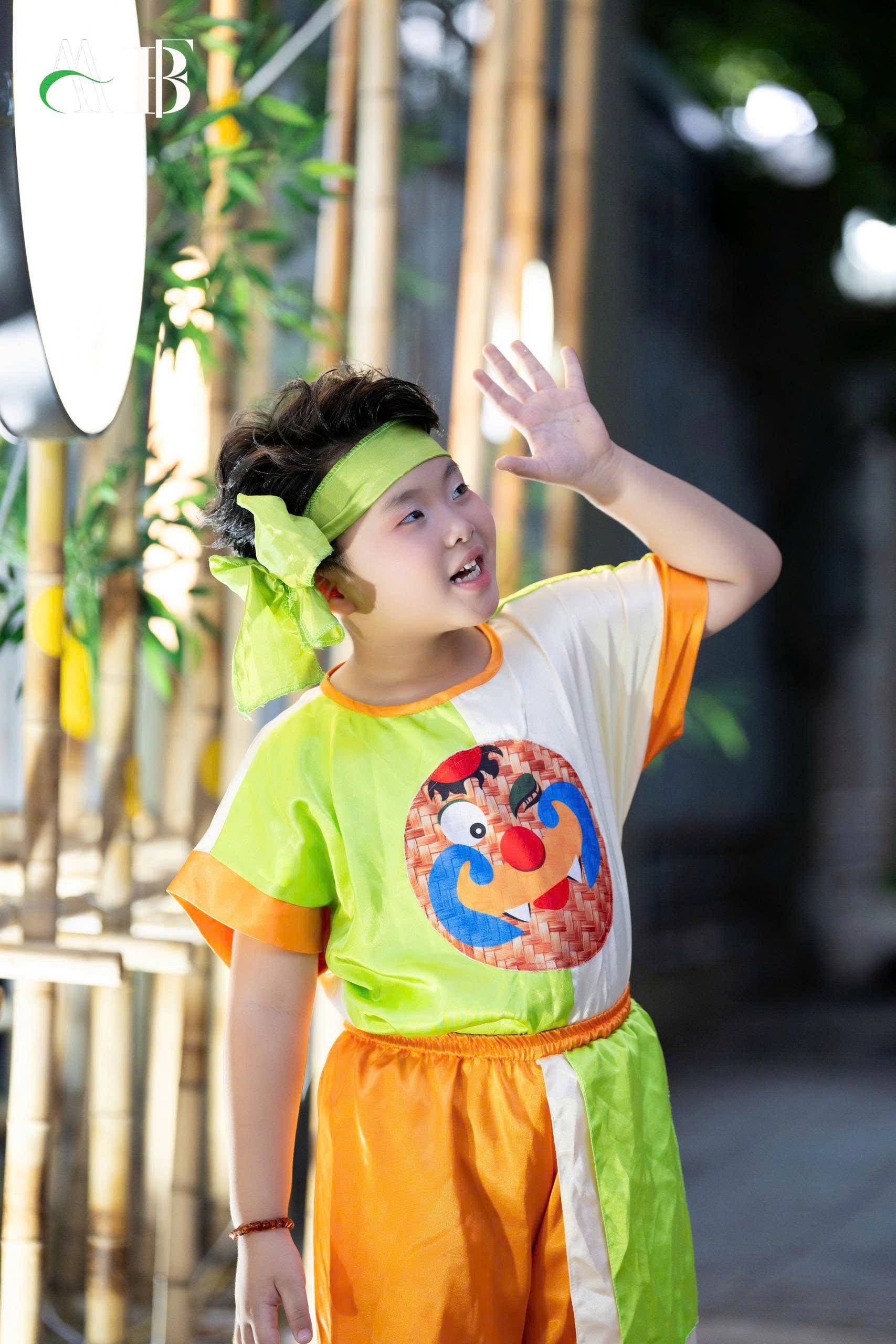 Diễn viên nhí 6 tuổi Koka Bình Nguyên gây chú ý tại Lễ hội Trăng Rằm, dẫn đầu đoàn chị Hằng, chú Cuội - Ảnh 5. Diễn viên nhí 6 tuổi Koka Bình Nguyên gây chú ý tại Lễ hội Trăng Rằm, dẫn đầu đoàn chị Hằng, chú Cuội - Ảnh 5.