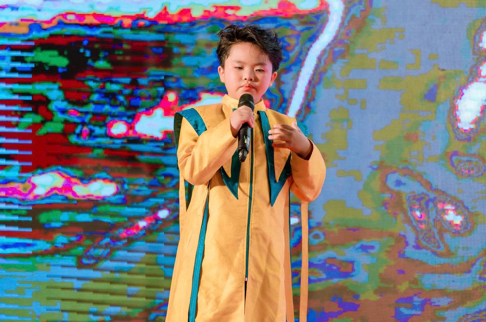 Diễn viên nhí 6 tuổi Koka Bình Nguyên gây chú ý tại Lễ hội Trăng Rằm, dẫn đầu đoàn chị Hằng, chú Cuội - Ảnh 2. Diễn viên nhí 6 tuổi Koka Bình Nguyên gây chú ý tại Lễ hội Trăng Rằm, dẫn đầu đoàn chị Hằng, chú Cuội - Ảnh 2.