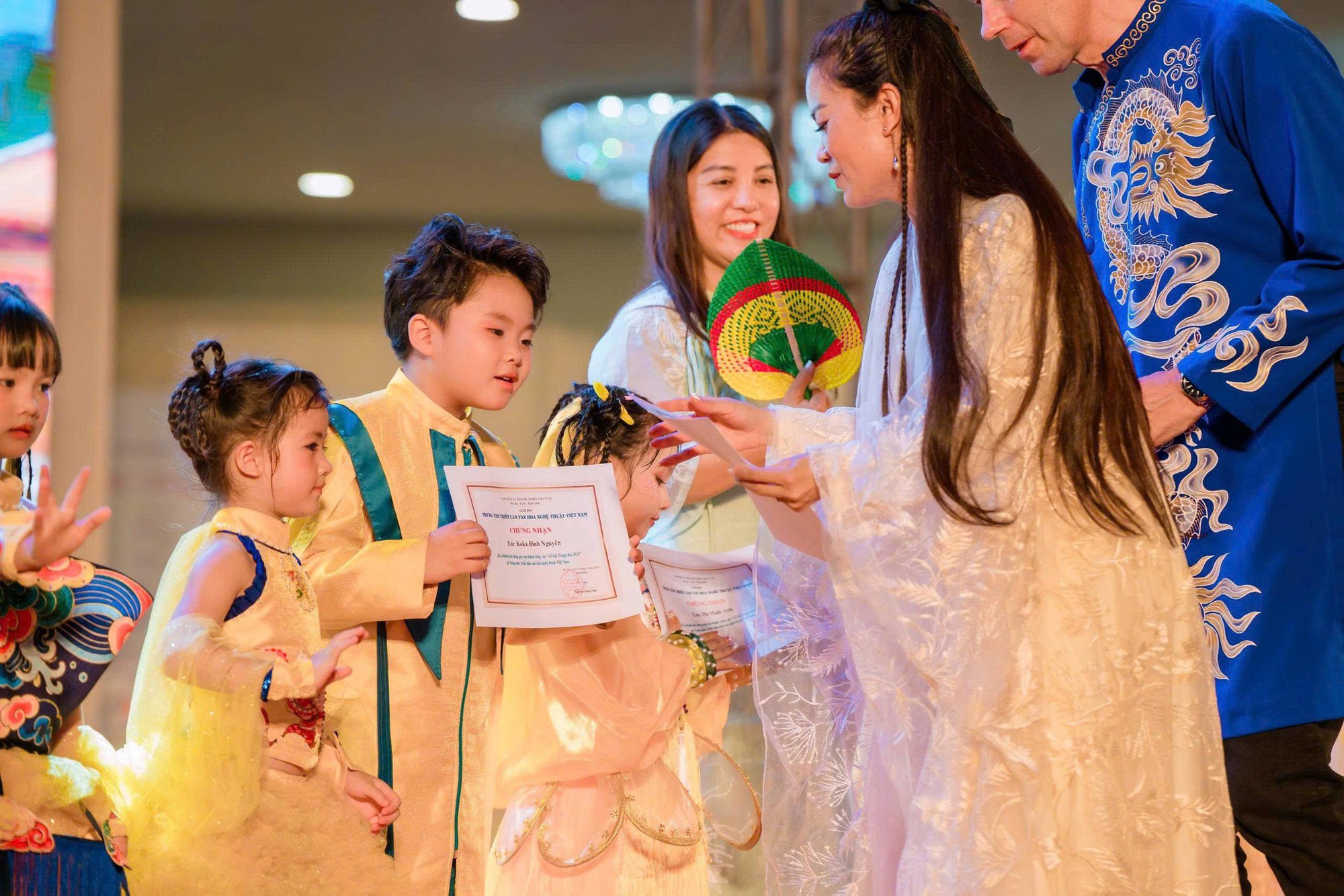 Diễn viên nhí 6 tuổi Koka Bình Nguyên gây chú ý tại Lễ hội Trăng Rằm, dẫn đầu đoàn chị Hằng, chú Cuội - Ảnh 4. Diễn viên nhí 6 tuổi Koka Bình Nguyên gây chú ý tại Lễ hội Trăng Rằm, dẫn đầu đoàn chị Hằng, chú Cuội - Ảnh 4.