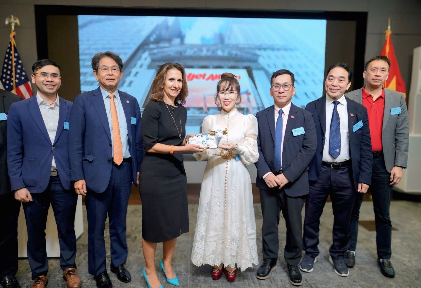 Một chuyến đi Mỹ của tiến sĩ gi&agrave;u nhất Việt Nam: K&yacute; kết 23 thỏa thuận, xuất hiện tại Sở Giao dịch Chứng kho&aacute;n New York v&agrave; chốt deal với tập đo&agrave;n của Elon Musk - Ảnh 3.