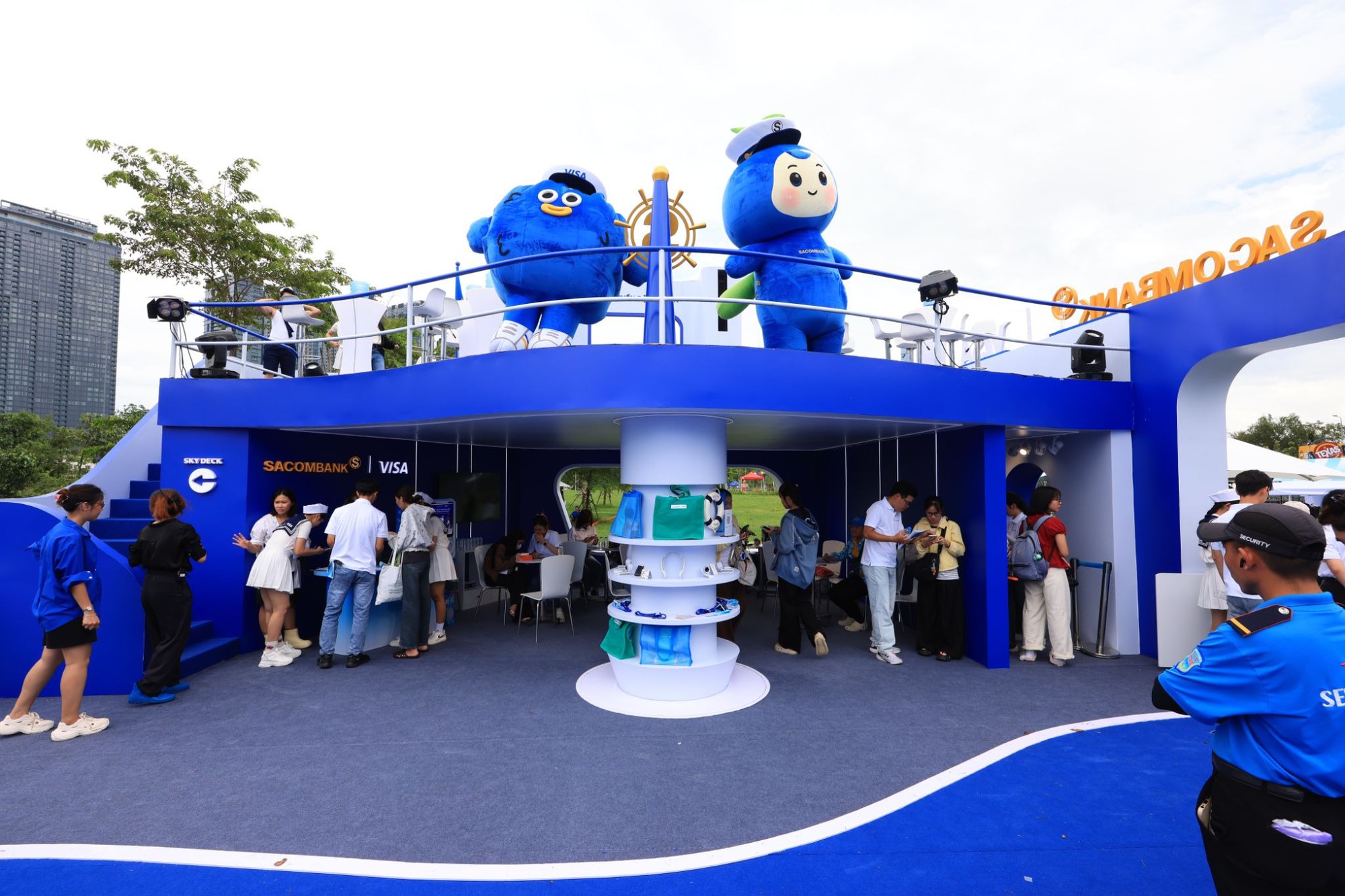 Có gì bên trong “Siêu du thuyền” SACOMBANK Visa tại concert The Siren World Opens 2026? - Ảnh 2. Có gì bên trong “Siêu du thuyền” SACOMBANK Visa tại concert The Siren World Opens 2026? - Ảnh 2.