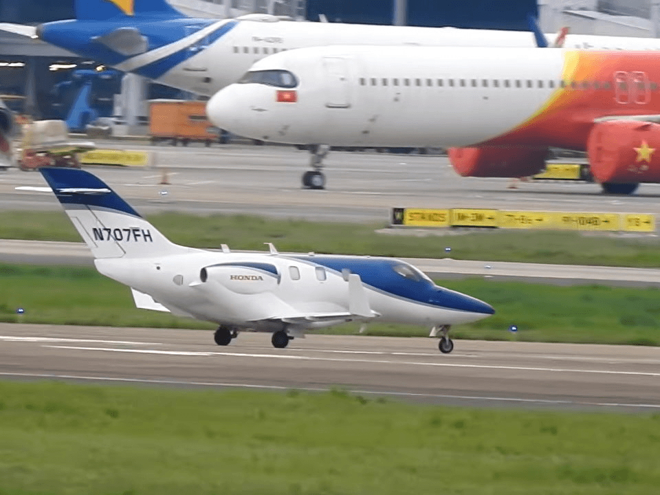 Một m&aacute;y bay thương gia &ldquo;t&iacute; hon&rdquo; d&agrave;i 13 m&eacute;t, chỉ chở được 6 người nhưng tốc độ 800 km/h vừa hạ c&aacute;nh tại T&acirc;n Sơn Nhất - Ảnh 1.