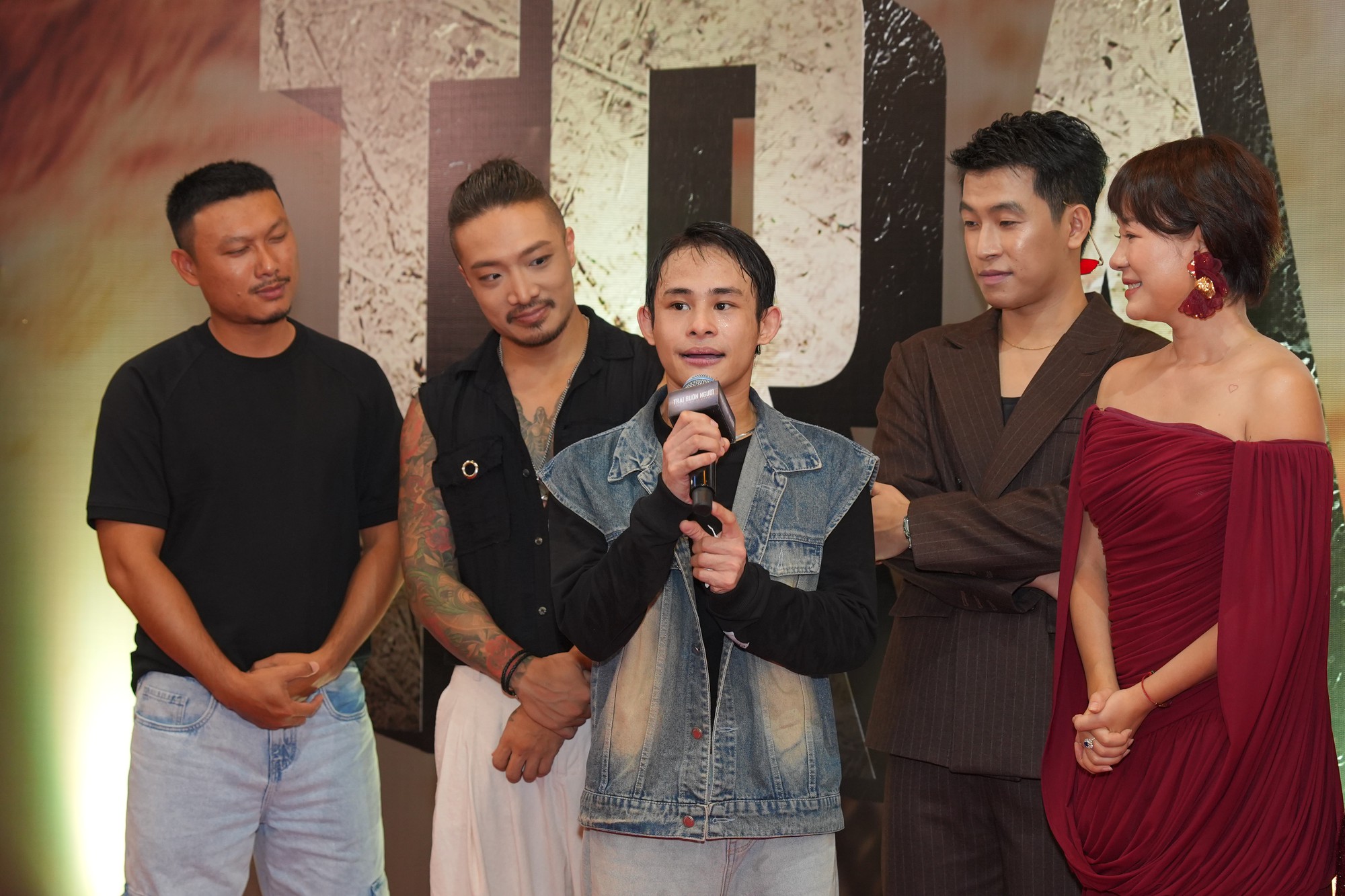 Dàn sao "Trại Buôn Người" hội tụ tại Hà Nội, Quách Ngọc Ngoan đưa con gái lên thảm đỏ, ân cần chăm sóc - Ảnh 4. Dàn sao "Trại Buôn Người" hội tụ tại Hà Nội, Quách Ngọc Ngoan đưa con gái lên thảm đỏ, ân cần chăm sóc - Ảnh 4.