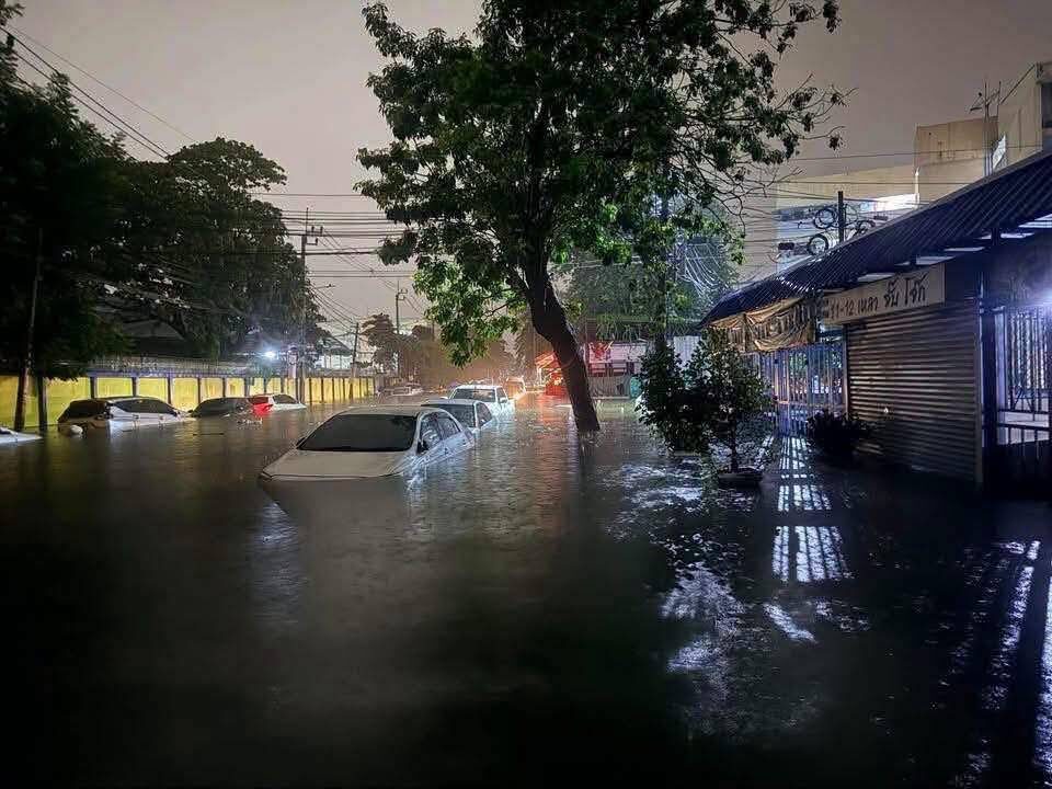 Người phụ nữ tử vong nghi do điện giật trong bãi đỗ xe ngập nước ở Bangkok - Ảnh 4. Người phụ nữ tử vong nghi do điện giật trong bãi đỗ xe ngập nước ở Bangkok - Ảnh 4.