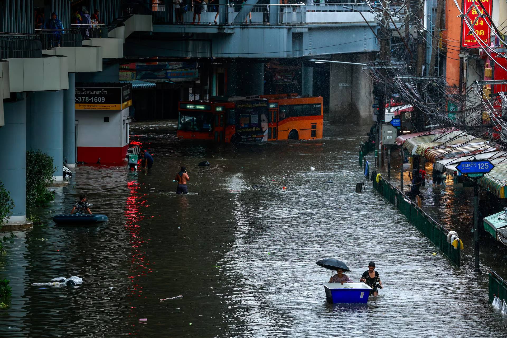 Bangkok đối diện thảm họa lũ lụt nghi&ecirc;m trọng năm 2026 , nhiều tuyến phố ngập s&acirc;u - Ảnh 1.