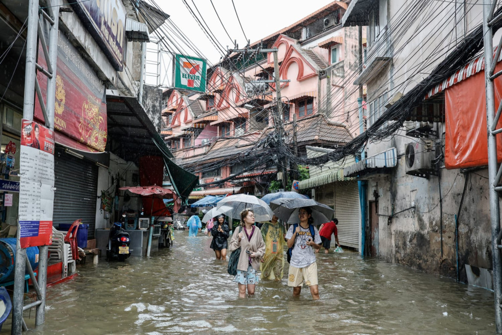 Bangkok tuy&ecirc;n bố thảm họa lũ lụt 2026: Cảnh tượng kinh ho&agrave;ng tại thủ đ&ocirc; Th&aacute;i Lan - Ảnh 1.
