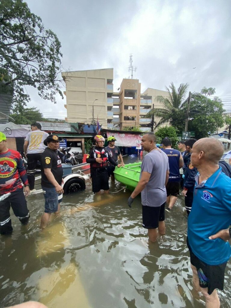 Người phụ nữ tử vong nghi do điện giật trong bãi đỗ xe ngập nước ở Bangkok - Ảnh 2. Người phụ nữ tử vong nghi do điện giật trong bãi đỗ xe ngập nước ở Bangkok - Ảnh 2.