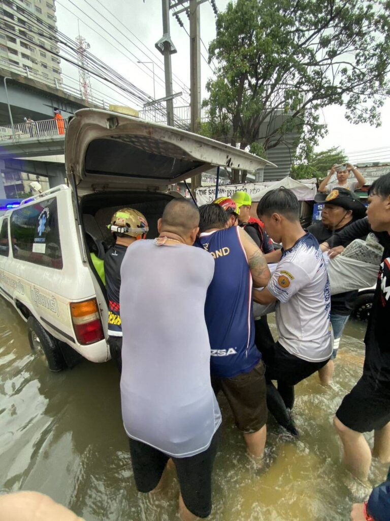 Người phụ nữ tử vong nghi do điện giật trong bãi đỗ xe ngập nước ở Bangkok - Ảnh 3. Người phụ nữ tử vong nghi do điện giật trong bãi đỗ xe ngập nước ở Bangkok - Ảnh 3.