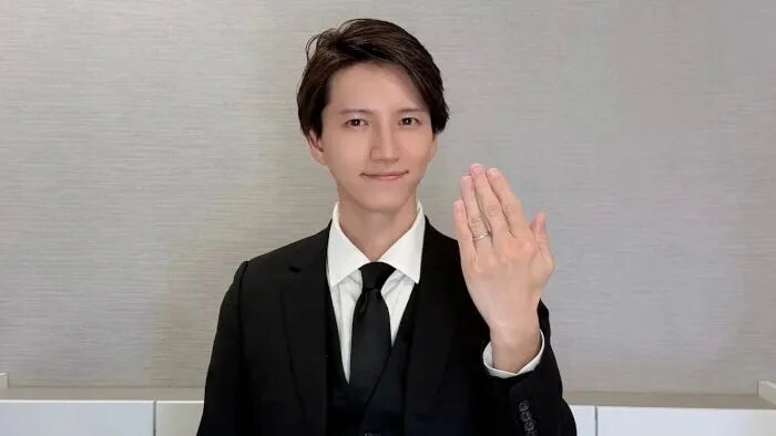 Taguchi Junnosuke bất ngờ kết hôn và làm bố trong cùng ngày , hé lộ vợ bí mật - Ảnh 1. Taguchi Junnosuke bất ngờ kết hôn và làm bố trong cùng ngày , hé lộ vợ bí mật - Ảnh 1.
