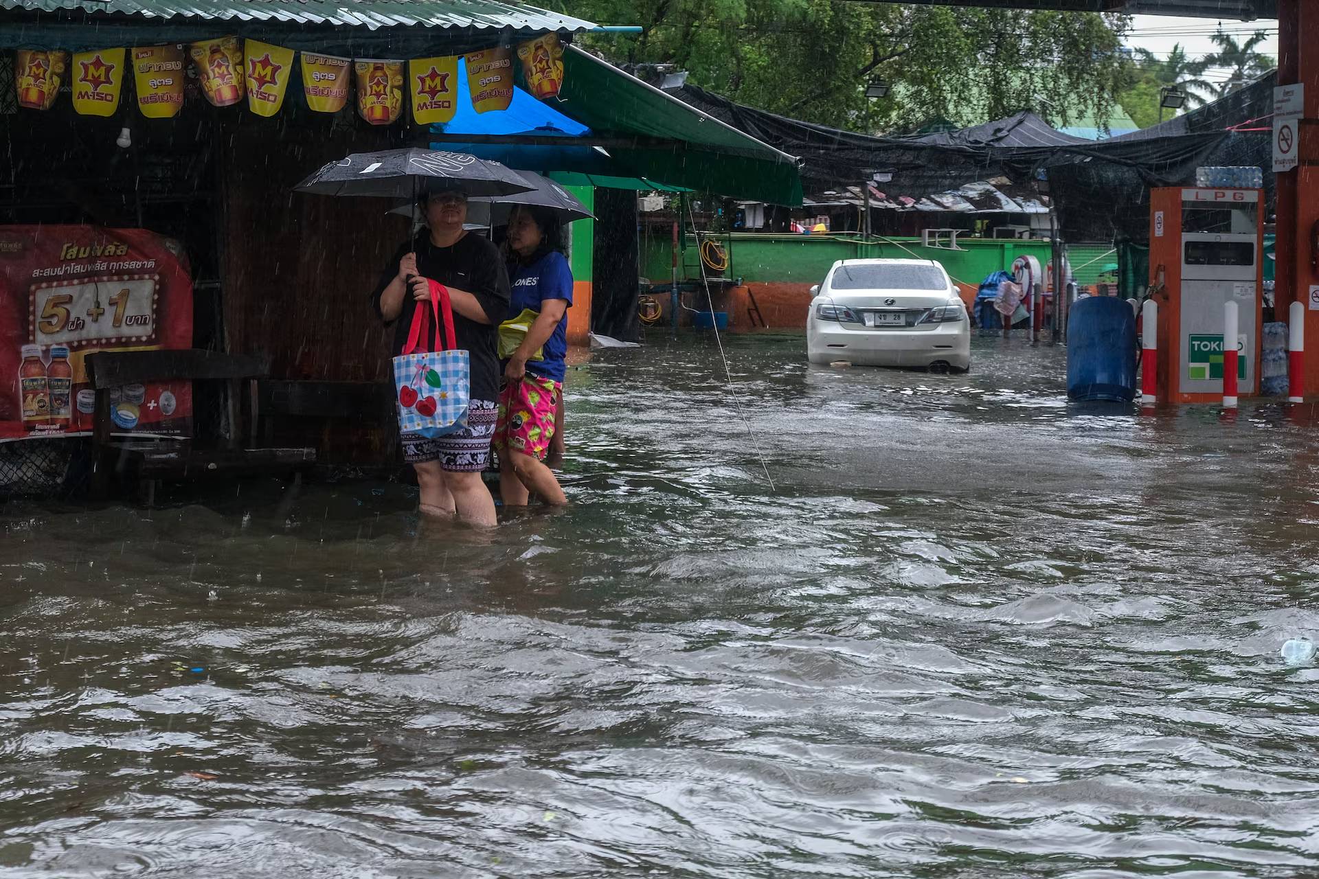 Bangkok đối diện thảm họa lũ lụt nghi&ecirc;m trọng năm 2026 , nhiều tuyến phố ngập s&acirc;u - Ảnh 5.