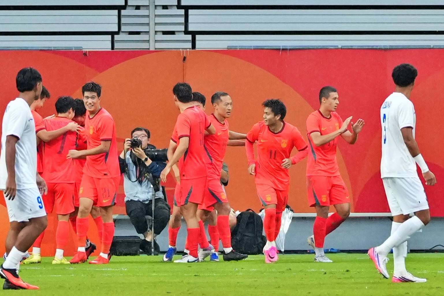"Vỡ trận" trước U23 Trung Quốc, U23 Thái Lan bị loại khỏi Asiad sau hàng loạt bàn thua - Ảnh 2. "Vỡ trận" trước U23 Trung Quốc, U23 Thái Lan bị loại khỏi Asiad sau hàng loạt bàn thua - Ảnh 2.