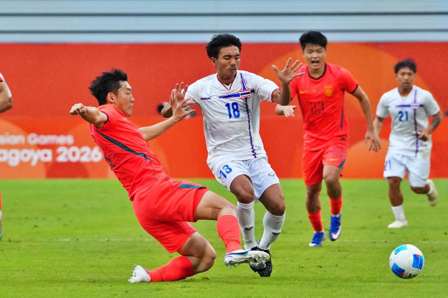 "Vỡ trận" trước U23 Trung Quốc, U23 Thái Lan bị loại khỏi Asiad sau hàng loạt bàn thua - Ảnh 1. "Vỡ trận" trước U23 Trung Quốc, U23 Thái Lan bị loại khỏi Asiad sau hàng loạt bàn thua - Ảnh 1.