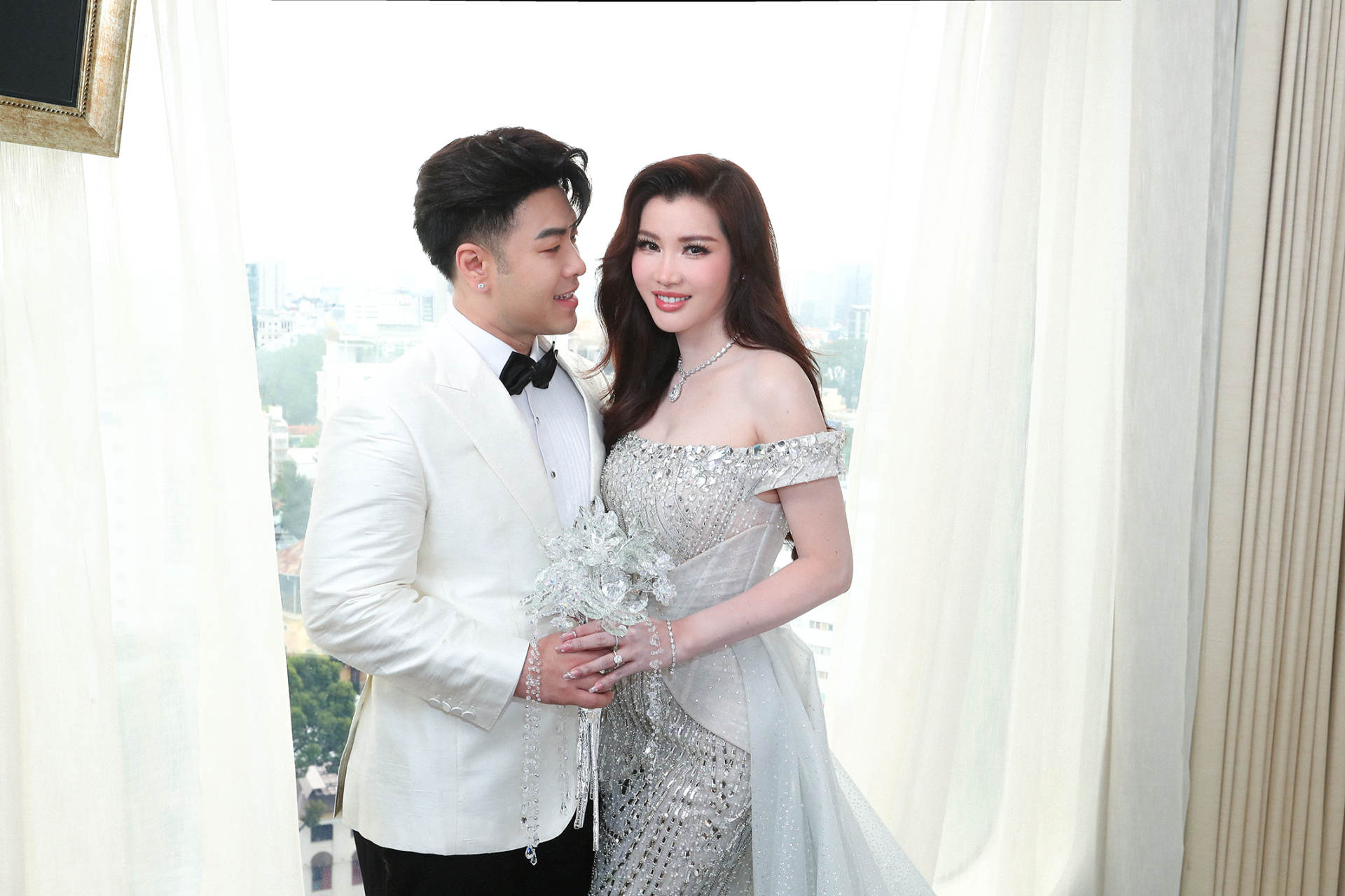 Lộ ảnh vợ CEO 37 tuổi của Akira Phan thử v&aacute;y cưới trước giờ G, khăn voan c&oacute; chi tiết đặc biệt - Ảnh 1.