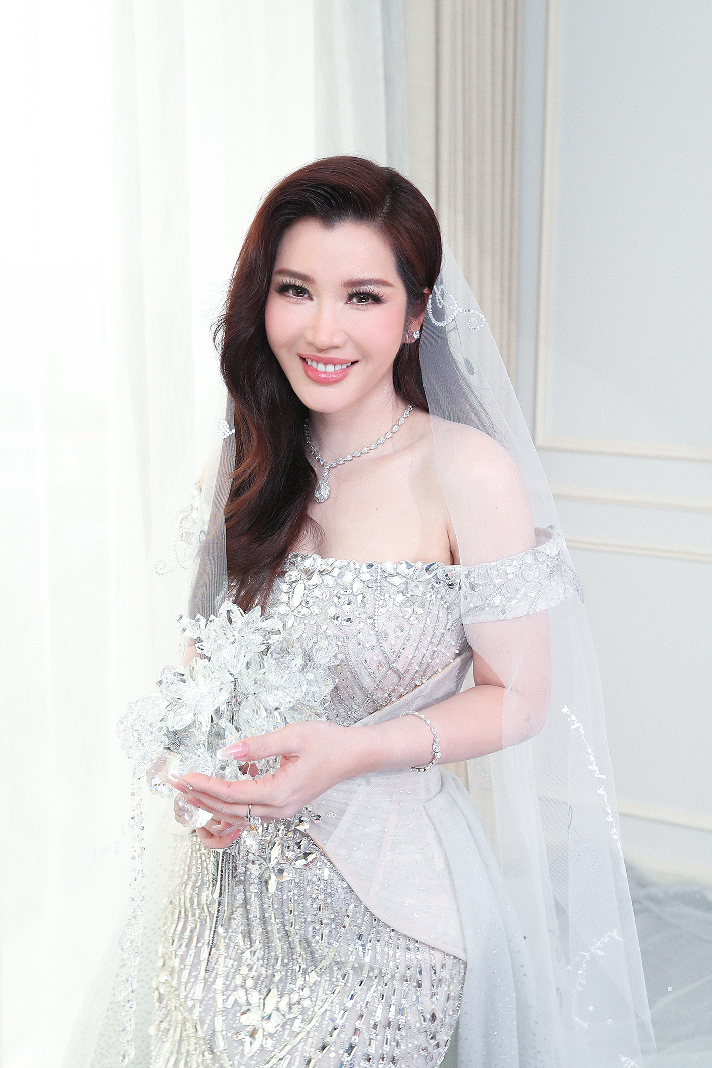Lộ ảnh vợ CEO 37 tuổi của Akira Phan thử v&aacute;y cưới trước giờ G, khăn voan c&oacute; chi tiết đặc biệt - Ảnh 4.