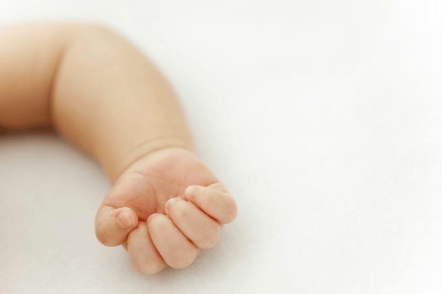 V&igrave; sao trẻ sơ sinh thường nắm chặt tay v&agrave; Điều n&agrave;y c&oacute; &yacute; nghĩa g&igrave;? - Ảnh 1.