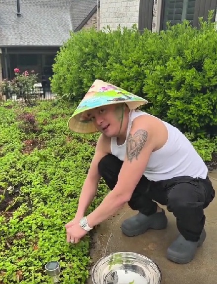 Cao Th&aacute;i Sơn ngắt hoa tặng người y&ecirc;u ở mỹ nh&acirc;n ng&agrave;y anh y&ecirc;u em - Ảnh 1.