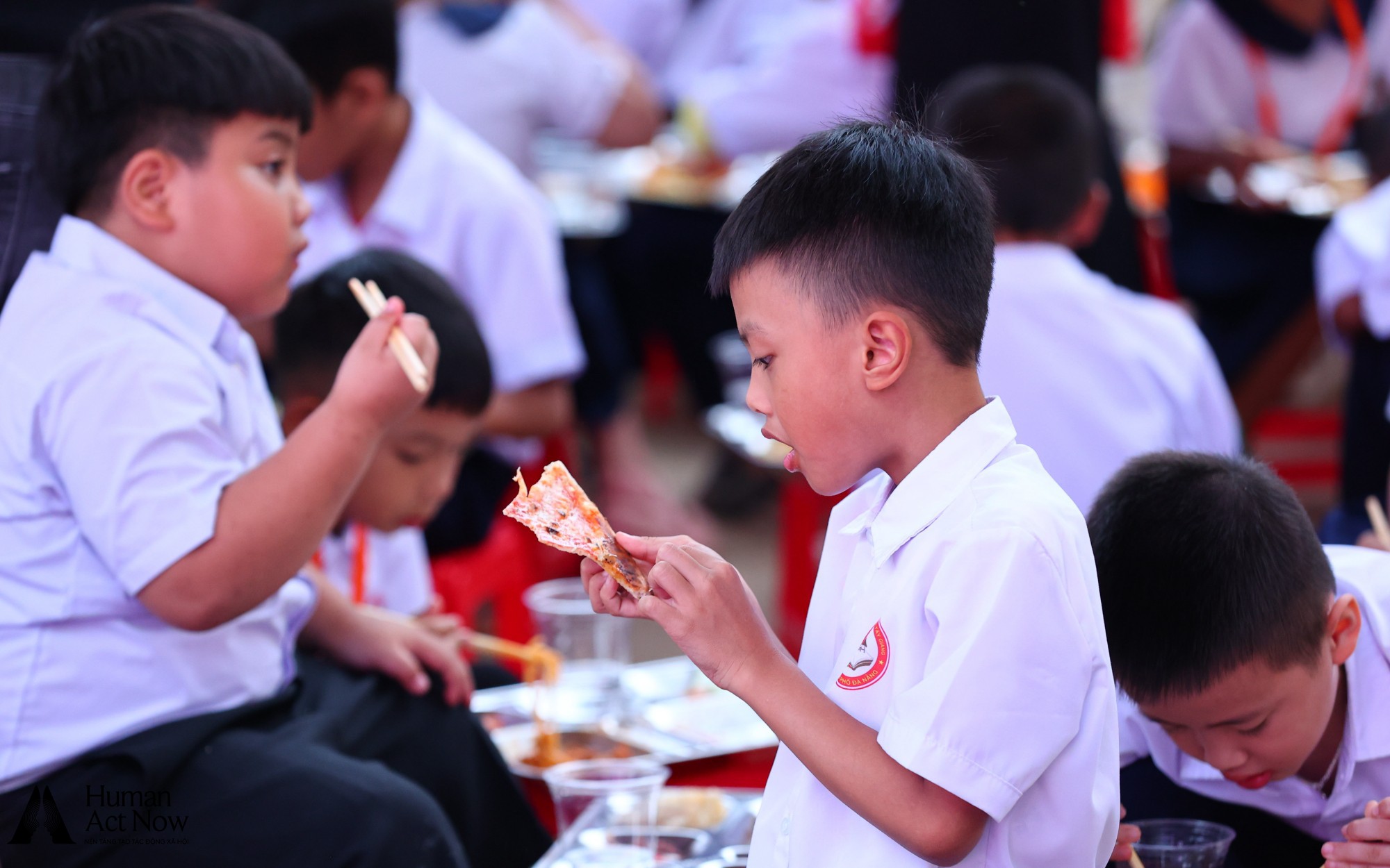 Đại tiệc buffet của 1700 em nhỏ Tây Giang: “Lần đầu tiên em được ăn pizza”