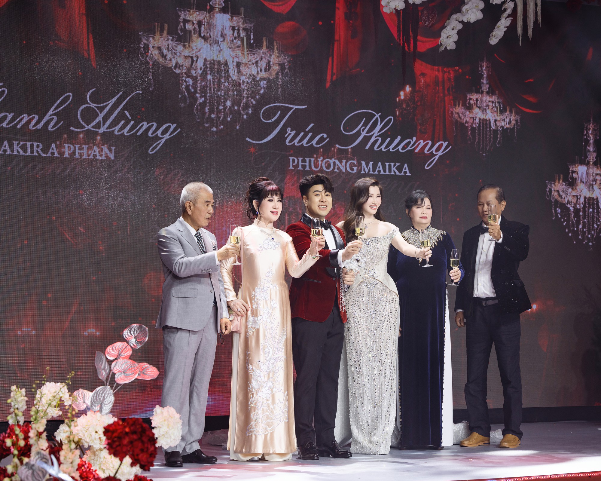Akira Phan bật khóc cám ơn vợ: "Đêm nào cũng tâm sự cùng em, cười giỡn cùng em mà không biết chán" - Ảnh 4. Akira Phan bật khóc cám ơn vợ: "Đêm nào cũng tâm sự cùng em, cười giỡn cùng em mà không biết chán" - Ảnh 4.