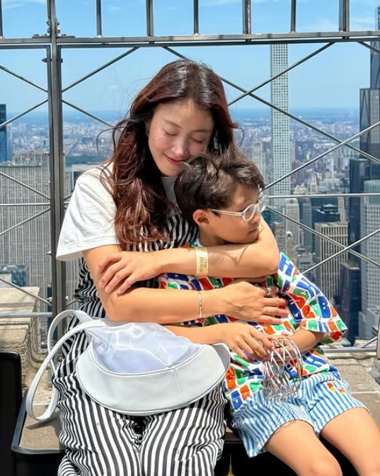 Lee Si Young tự thụ tinh ống nghiệm g&acirc;y tranh c&atilde;i , xin lỗi con trai giữa s&oacute;ng gi&oacute; - Ảnh 1.