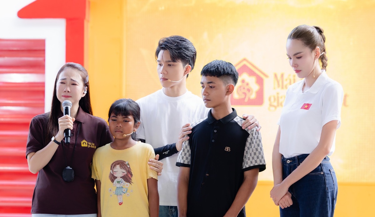 Hoa hậu L&ecirc; Ho&agrave;ng Phương bật kh&oacute;c trước ho&agrave;n cảnh thương t&acirc;m của hai anh em mồ c&ocirc;i - Ảnh 1.