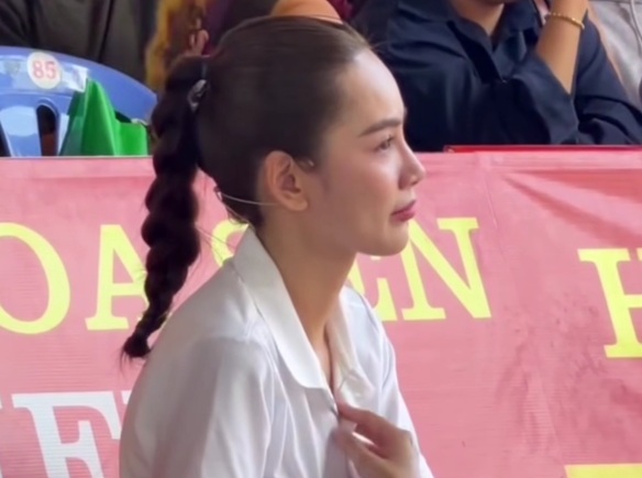Hoa hậu L&ecirc; Ho&agrave;ng Phương bật kh&oacute;c trước ho&agrave;n cảnh thương t&acirc;m của hai anh em mồ c&ocirc;i - Ảnh 3.