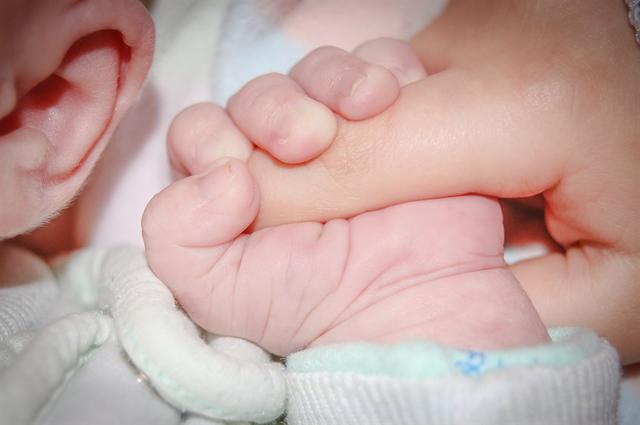 V&igrave; sao trẻ sơ sinh thường nắm chặt tay v&agrave; Điều n&agrave;y c&oacute; &yacute; nghĩa g&igrave;? - Ảnh 3.