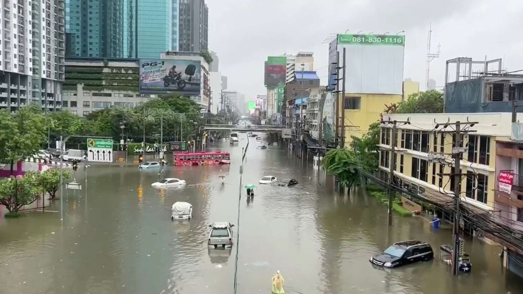 Bangkok tuyên bố tình trạng thảm hoạ: Cảnh tượng không tưởng ở thủ đô Thái Lan những ngày qua - Ảnh 2. Bangkok tuyên bố tình trạng thảm hoạ: Cảnh tượng không tưởng ở thủ đô Thái Lan những ngày qua - Ảnh 2.