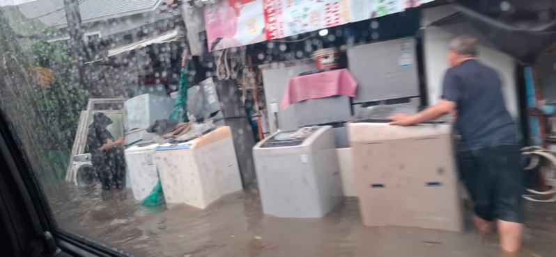 Bangkok mưa lớn g&acirc;y ngập lụt: 3 Quận c&ocirc;ng bố v&ugrave;ng thi&ecirc;n tai năm 2026 - Ảnh 7.