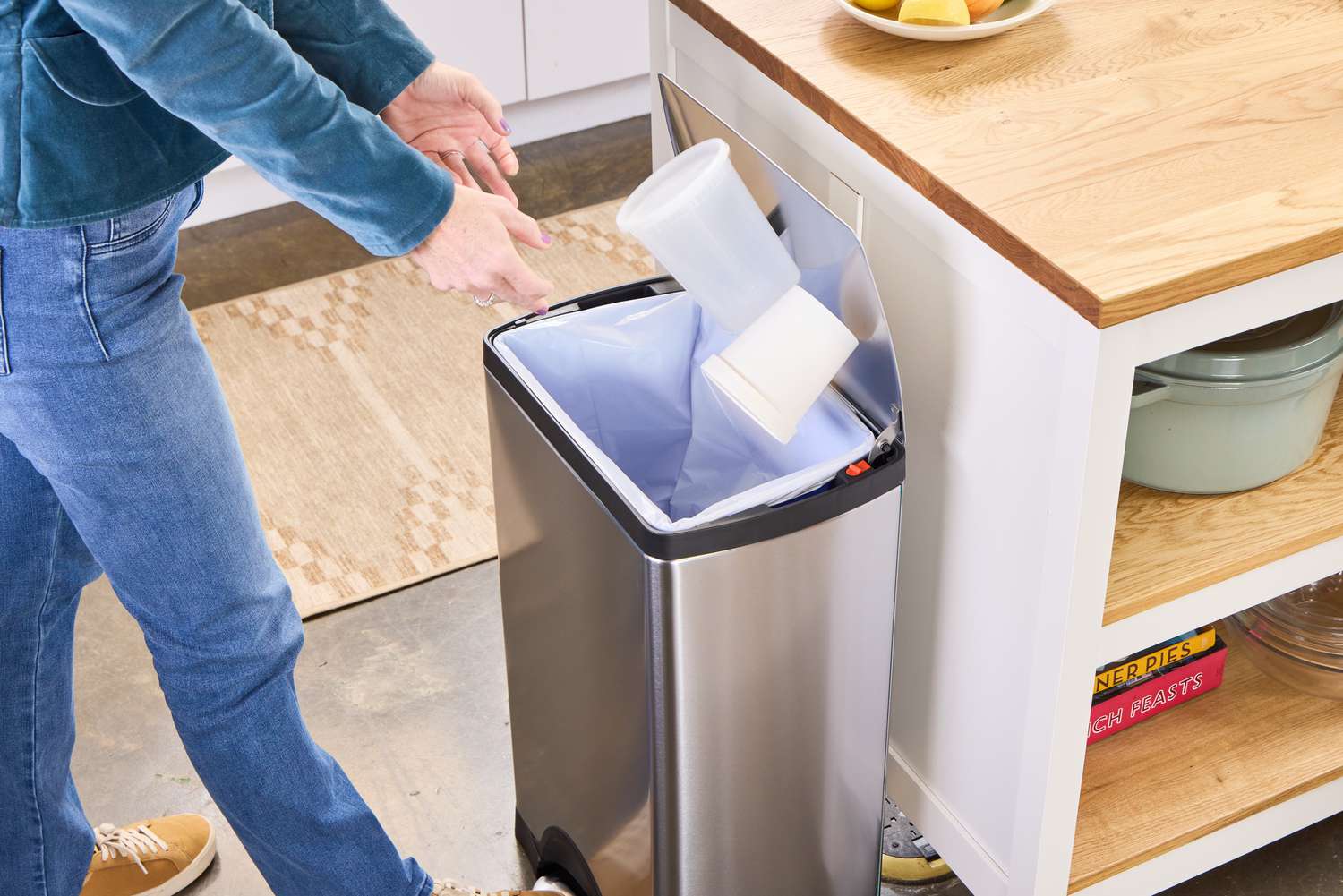 Đặt thùng rác ở đâu trong nhà để không 