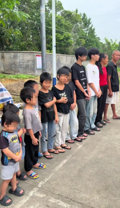 Chồng 49 tuổi và vợ 42 tuổi sinh 13 con để không cô đơn khi về già - Ảnh 1. Chồng 49 tuổi và vợ 42 tuổi sinh 13 con để không cô đơn khi về già - Ảnh 1.