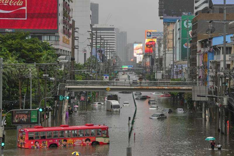 Bangkok tuy&ecirc;n bố thảm họa lũ lụt 2026: Cảnh tượng kinh ho&agrave;ng tại thủ đ&ocirc; Th&aacute;i Lan - Ảnh 4.