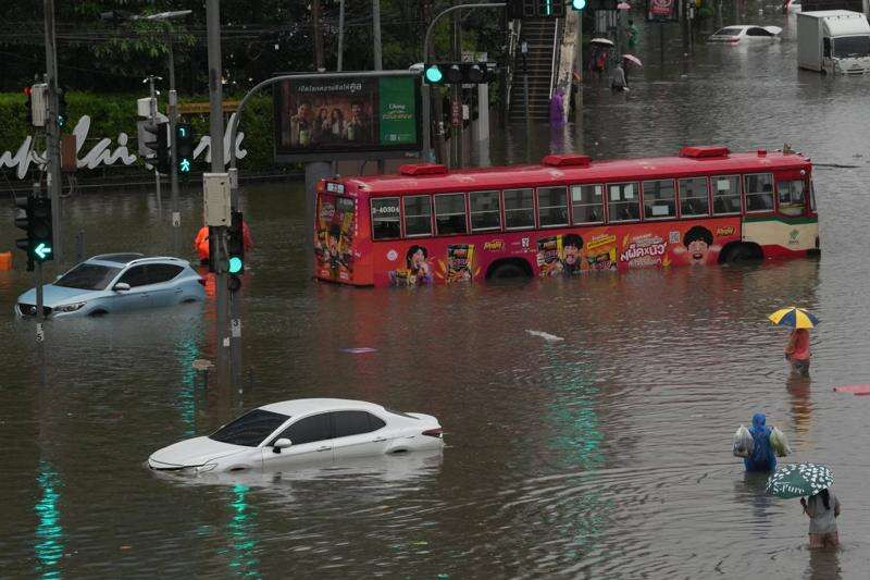 Bangkok tuyên bố tình trạng thảm hoạ: Cảnh tượng không tưởng ở thủ đô Thái Lan những ngày qua - Ảnh 3. Bangkok tuyên bố tình trạng thảm hoạ: Cảnh tượng không tưởng ở thủ đô Thái Lan những ngày qua - Ảnh 3.
