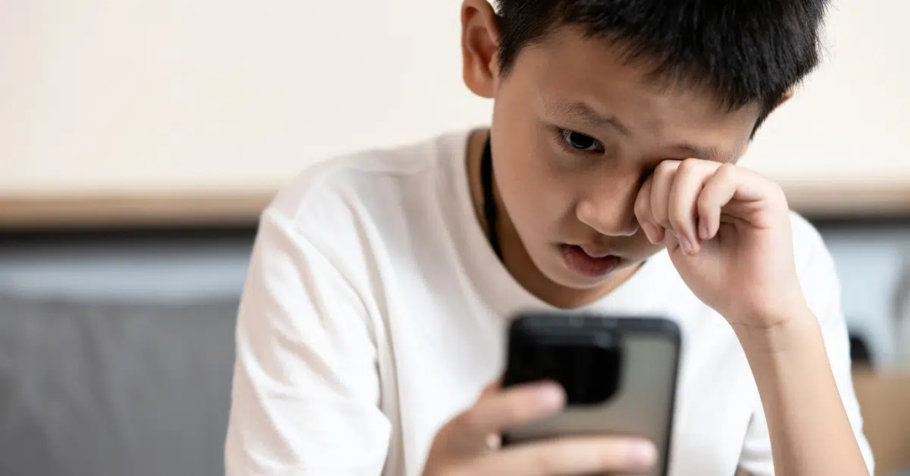 Cảnh báo cho cha mẹ: Trẻ 12 tuổi dùng điện thọai thông minh có nguy cơ rối loạn ăn uống - Ảnh 1. Cảnh báo cho cha mẹ: Trẻ 12 tuổi dùng điện thọai thông minh có nguy cơ rối loạn ăn uống - Ảnh 1.