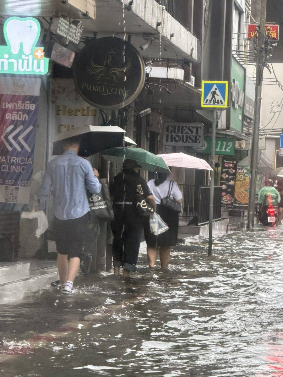 Bangkok mưa lớn g&acirc;y ngập lụt: 3 Quận c&ocirc;ng bố v&ugrave;ng thi&ecirc;n tai năm 2026 - Ảnh 4.