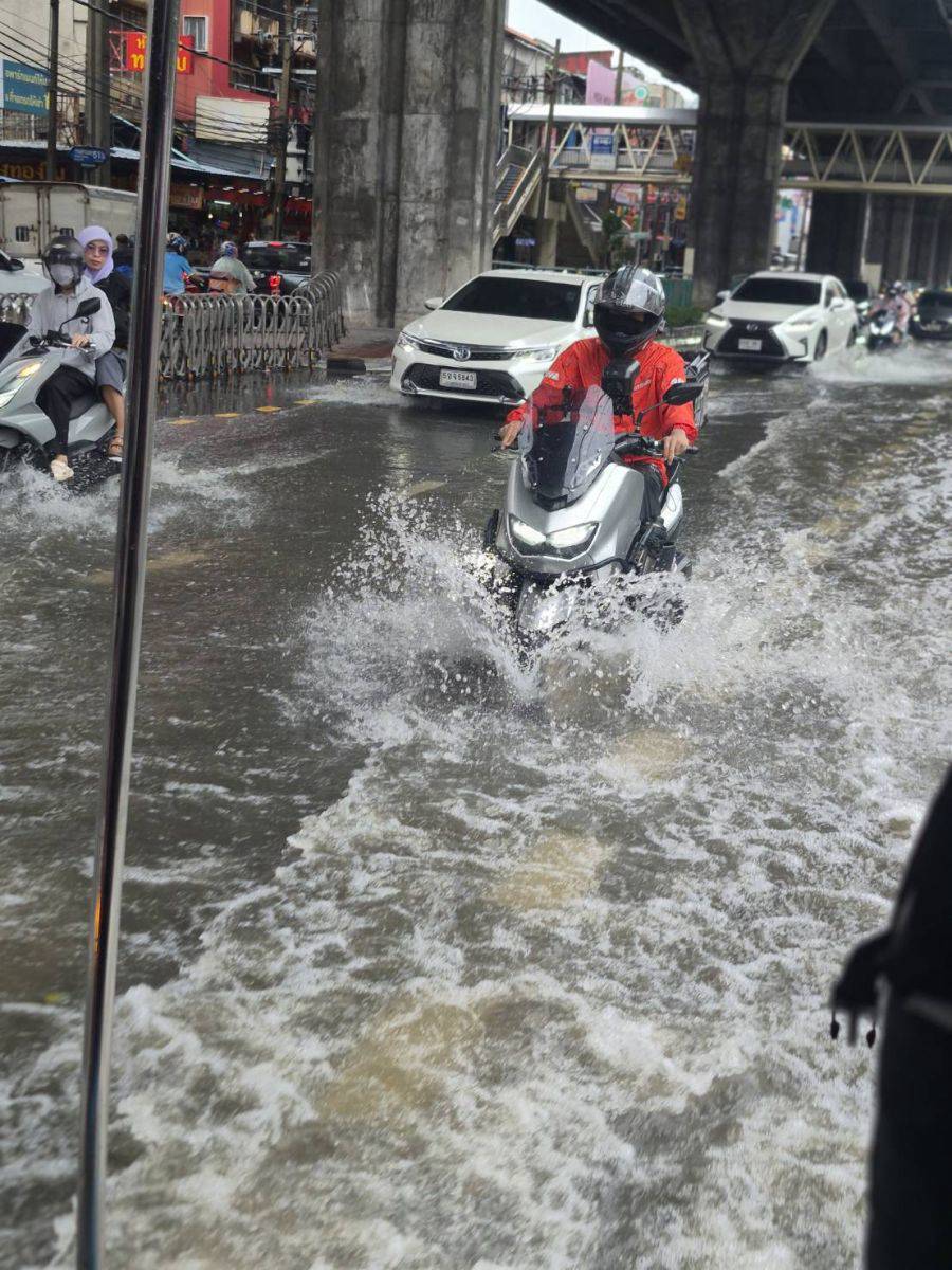 Bangkok mưa lớn g&acirc;y ngập lụt: 3 Quận c&ocirc;ng bố v&ugrave;ng thi&ecirc;n tai năm 2026 - Ảnh 3.