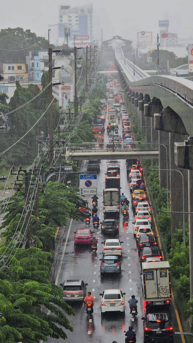 Bangkok mưa lớn g&acirc;y ngập lụt: 3 Quận c&ocirc;ng bố v&ugrave;ng thi&ecirc;n tai năm 2026 - Ảnh 5.