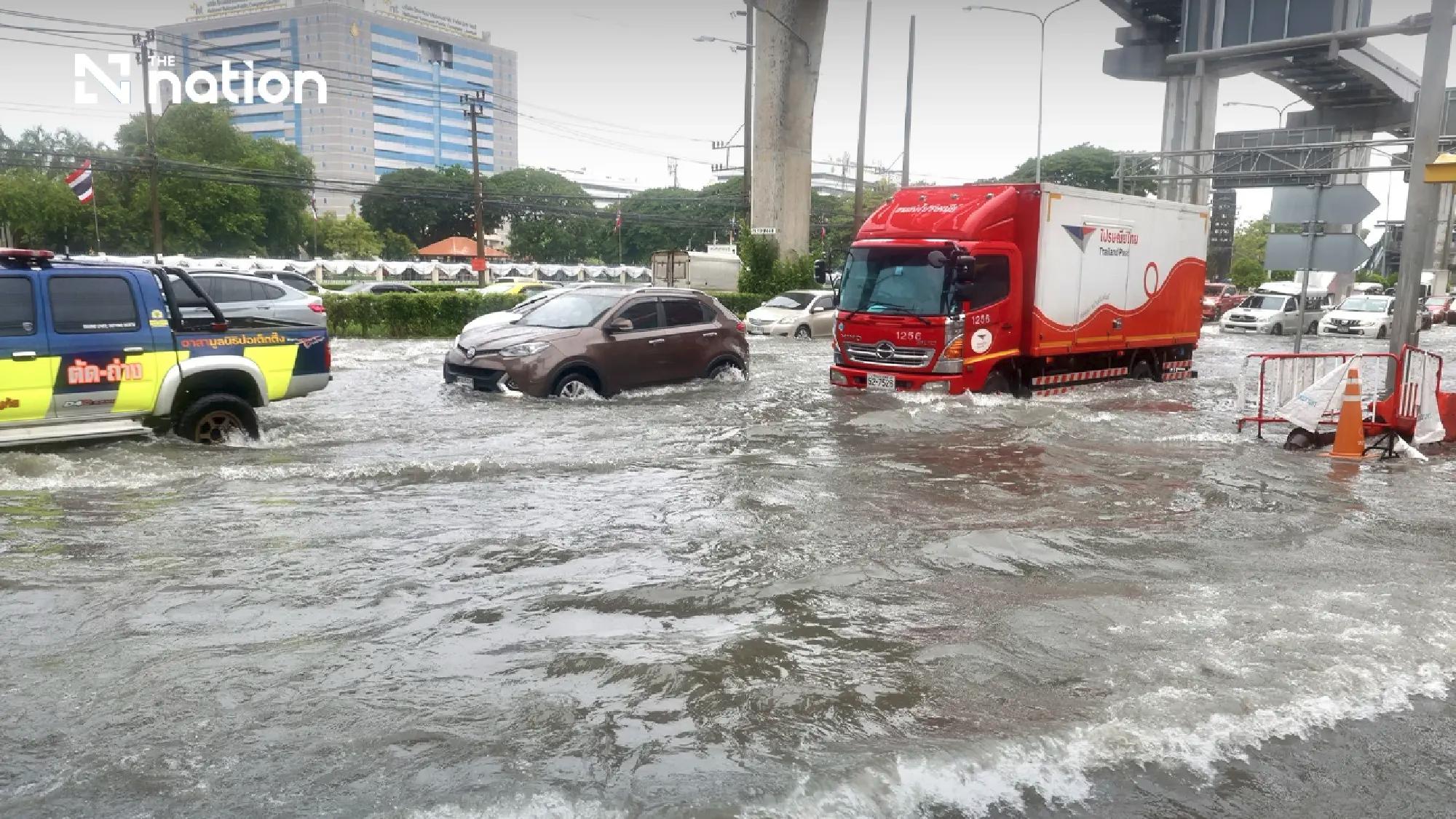 Bangkok mưa lớn g&acirc;y ngập lụt: 3 Quận c&ocirc;ng bố v&ugrave;ng thi&ecirc;n tai năm 2026 - Ảnh 1.