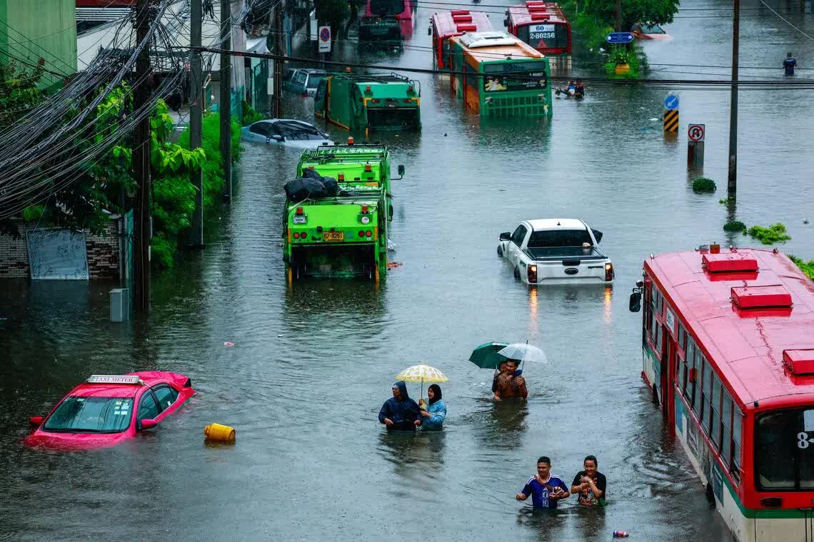 Toàn cảnh Bangkok sau gần 48 giờ mưa lớn, cả 50 quận đều là vùng thiên tai - Ảnh 1. Toàn cảnh Bangkok sau gần 48 giờ mưa lớn, cả 50 quận đều là vùng thiên tai - Ảnh 1.