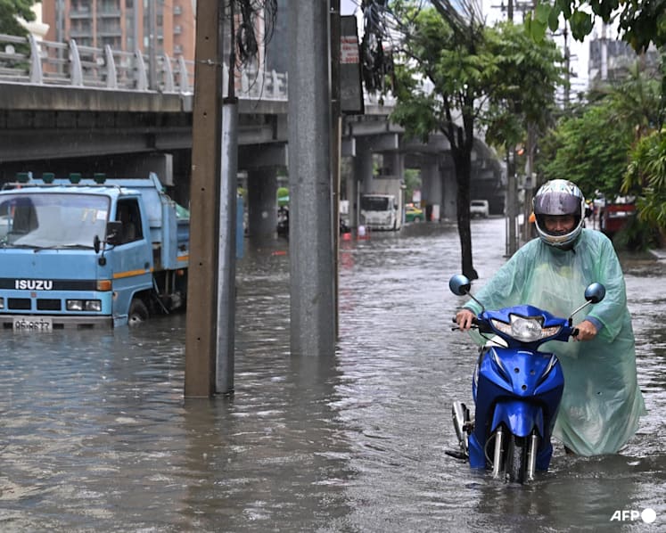 Toàn cảnh Bangkok sau gần 48 giờ mưa lớn, cả 50 quận đều là vùng thiên tai - Ảnh 11. Toàn cảnh Bangkok sau gần 48 giờ mưa lớn, cả 50 quận đều là vùng thiên tai - Ảnh 11.