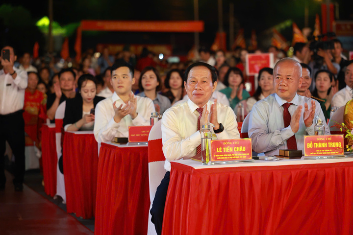 Vạn người xếp h&agrave;ng nhận ấn thi&ecirc;ng Đền Kiếp Bạc tại lễ hội m&ugrave;a Thu 2026 - Ảnh 2.