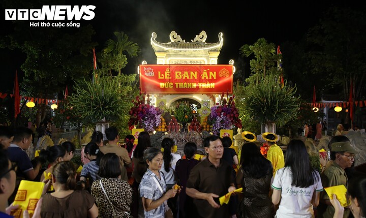 Vạn người xếp h&agrave;ng nhận ấn thi&ecirc;ng Đền Kiếp Bạc tại lễ hội m&ugrave;a Thu 2026 - Ảnh 16.