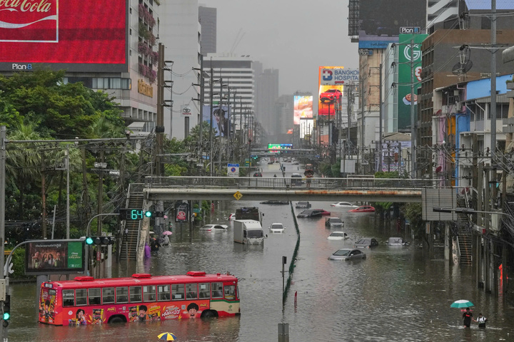 Đường phố Bangkok ngập nước , Th&aacute;i Lan ban bố t&igrave;nh trạng khẩn cấp do lũ lụt - Ảnh 5.