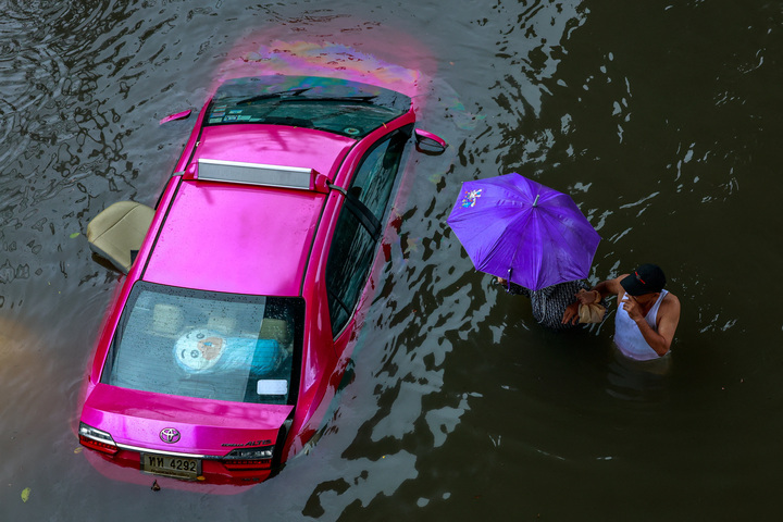 Đường phố Bangkok ngập nước , Th&aacute;i Lan ban bố t&igrave;nh trạng khẩn cấp do lũ lụt - Ảnh 9.