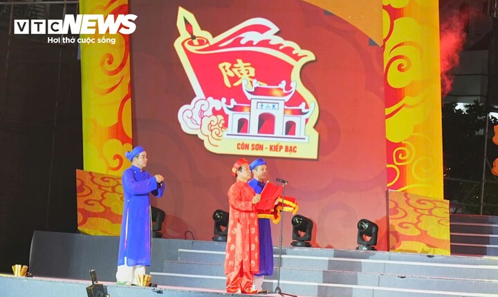 Vạn người xếp h&agrave;ng nhận ấn thi&ecirc;ng Đền Kiếp Bạc tại lễ hội m&ugrave;a Thu 2026 - Ảnh 7.