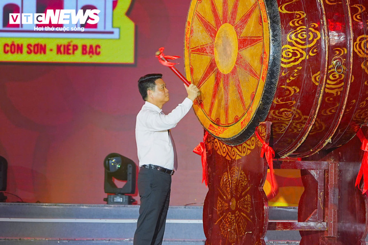 Vạn người xếp h&agrave;ng nhận ấn thi&ecirc;ng Đền Kiếp Bạc tại lễ hội m&ugrave;a Thu 2026 - Ảnh 8.